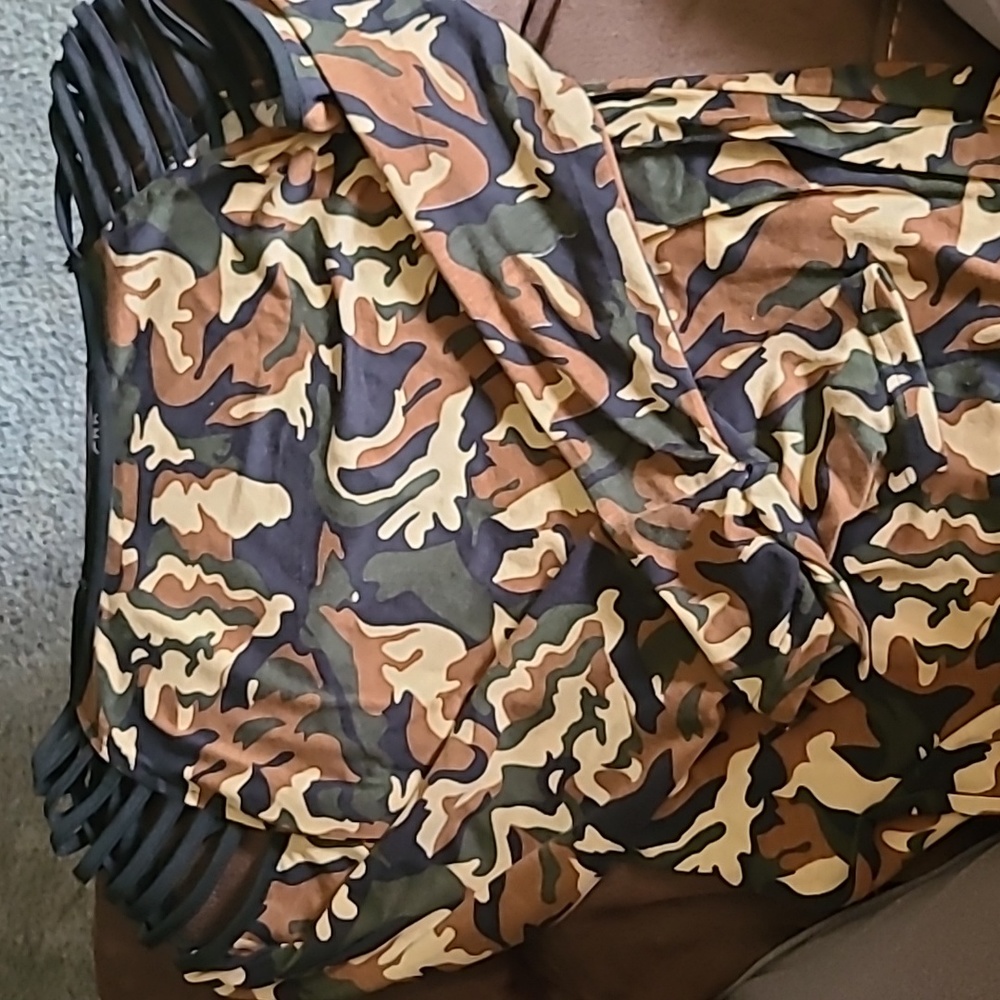 Women's large camouflage long-sleeved shirt.